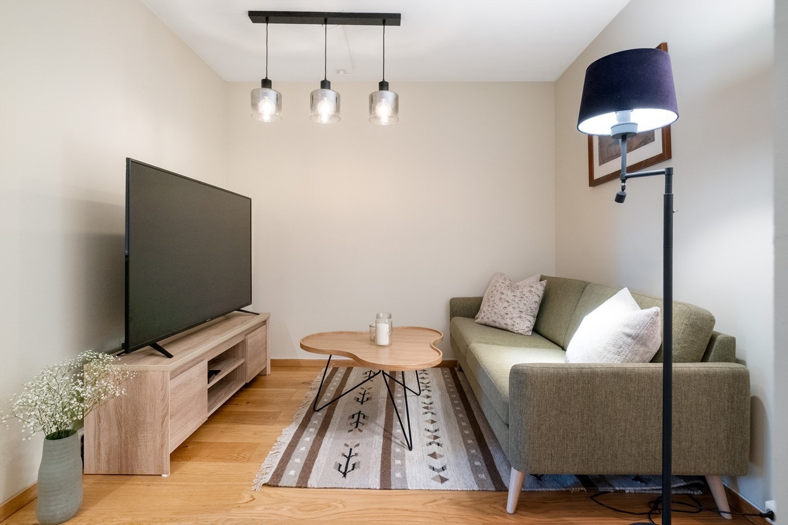 Stue- og spisestuesonen har en gjennomtenkt planløsning med naturlig inndeling i to avdelinger Galleribilde