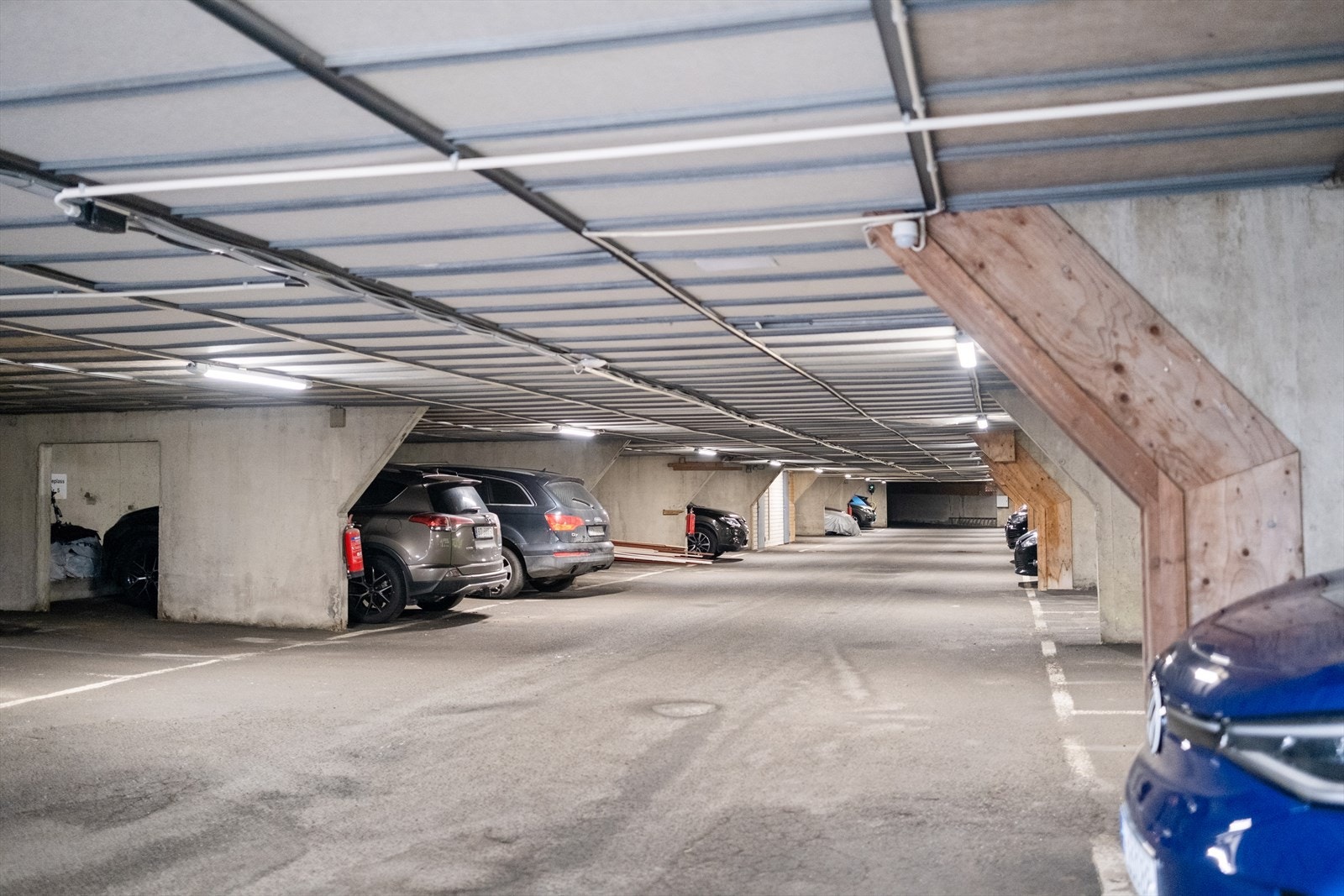 Leiligheten disponerer parkeringsplass nr. 164 i sameiets fellesareal med elbillader Galleribilde