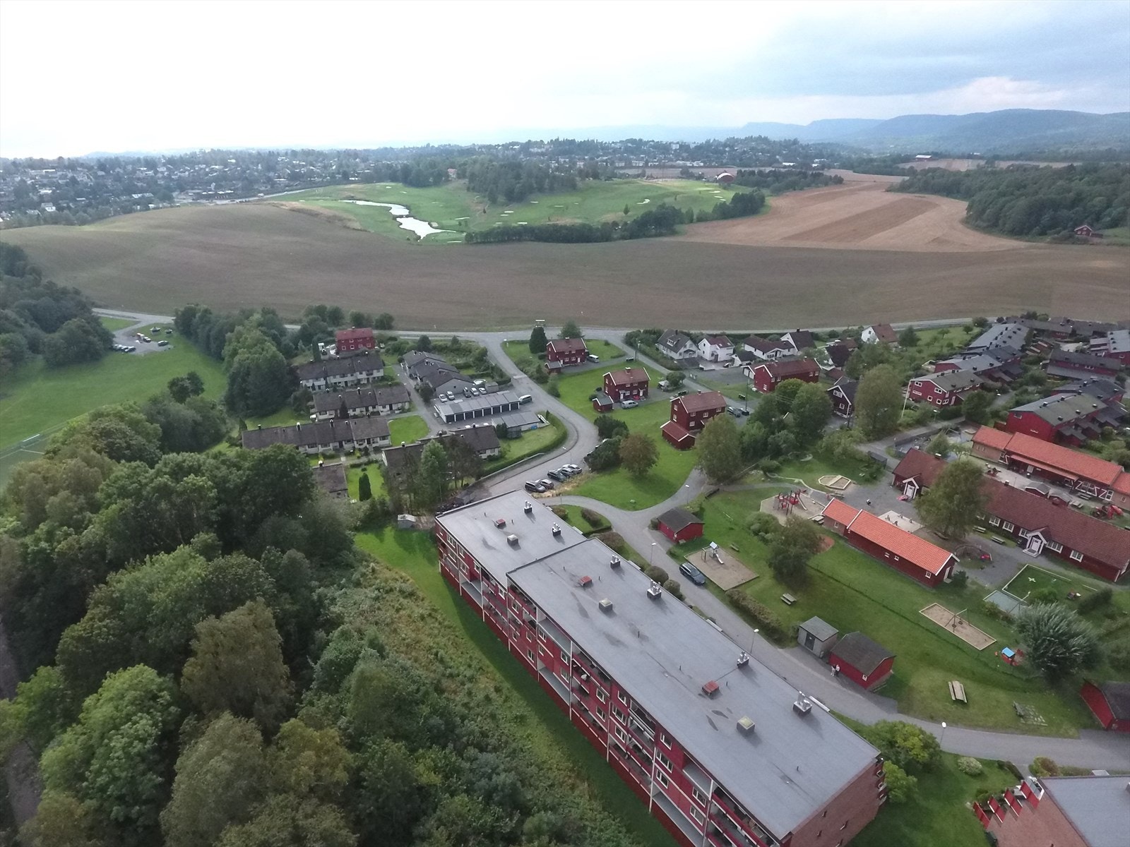 Her bor du i idylliske og naturskjønne omgivelser i en rolig gate, samtidig som det er sentralt med kort vei til alt man trenger i hverdagen Galleribilde
