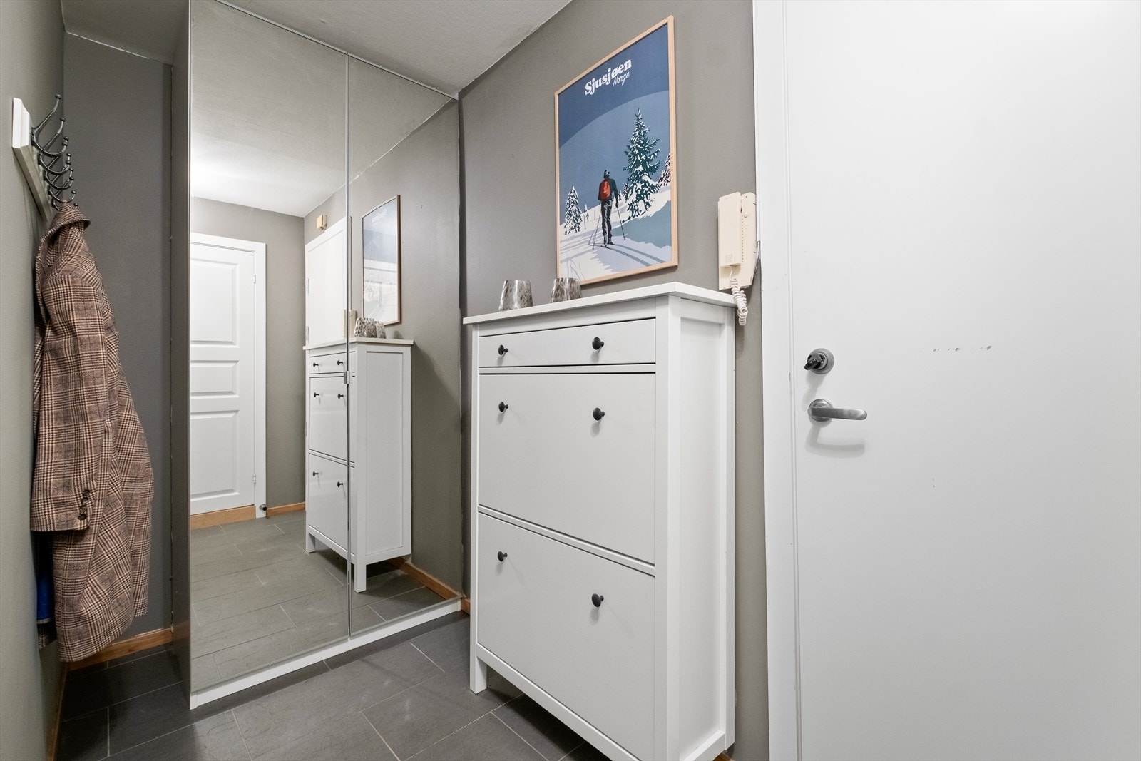 Velkommen inn til en romslig og hyggelig entré, med god plass til å henge opp og sette fra seg yttertøy Galleribilde