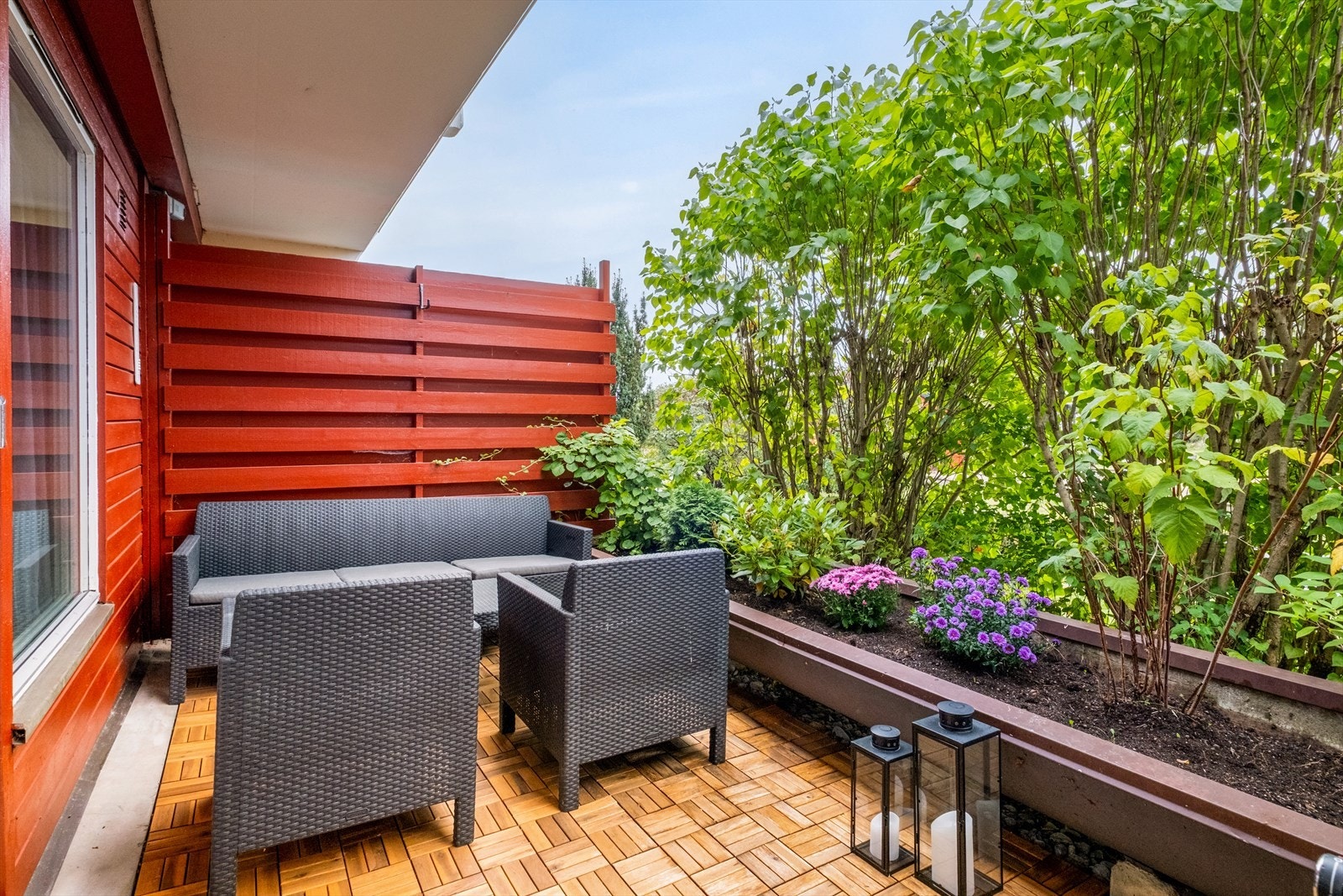 ra stuen er det utgang til en vestvendt terrasse på bakkenivå med sol helt til ca. kl. 21 på sommeren Galleribilde