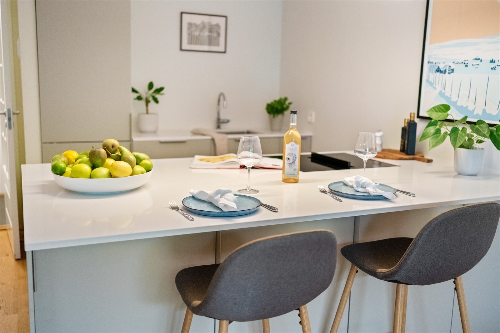 Et moderne kjøkken med gjennomtenkte løsninger - perfekt for både matlaging og hyggelige stunder Galleribilde