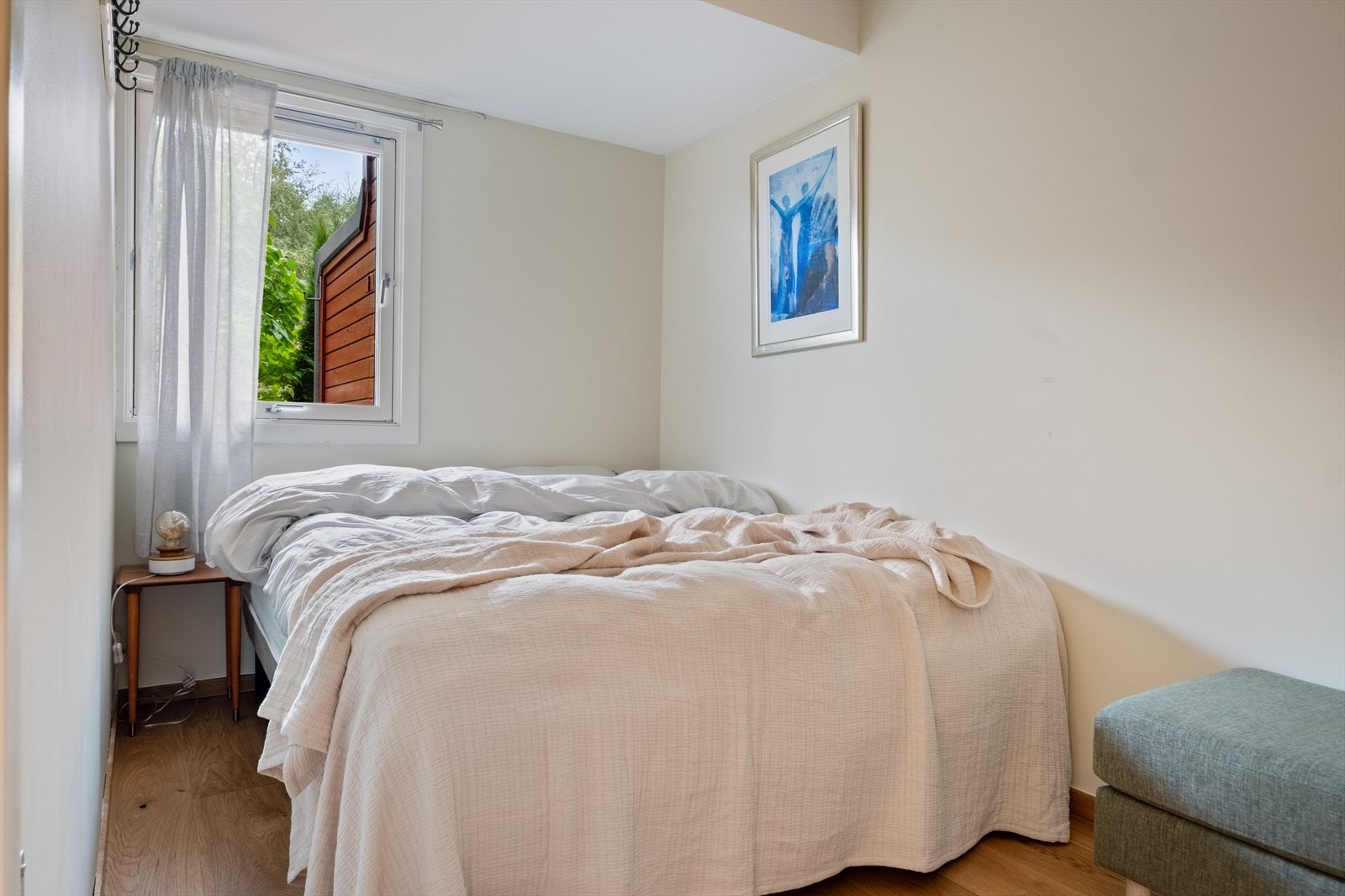 Soverommet er av god størrelse, med plass til både dobbeltseng og nattbord Galleribilde