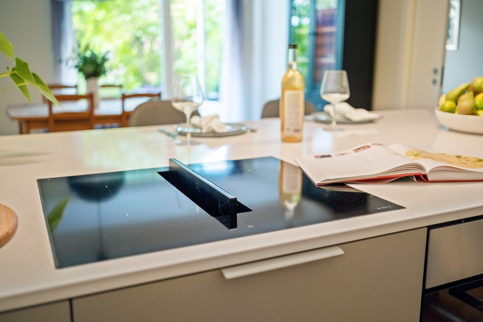 Kjøkkenet er utstyrt med integrerte hvitevarer som gjør hverdagen praktisk og funksjonell Galleribilde