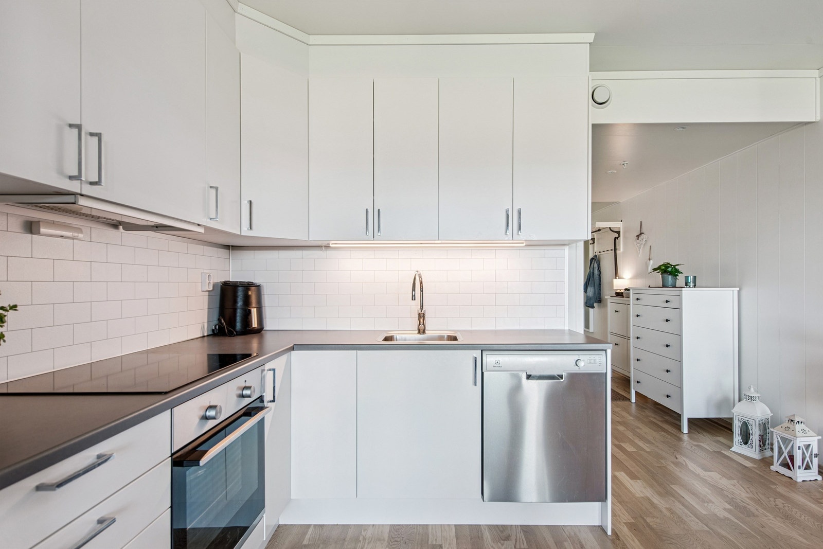 Innredning med glatte fronter og god skapplass for rikelig med oppbevaring. Galleribilde