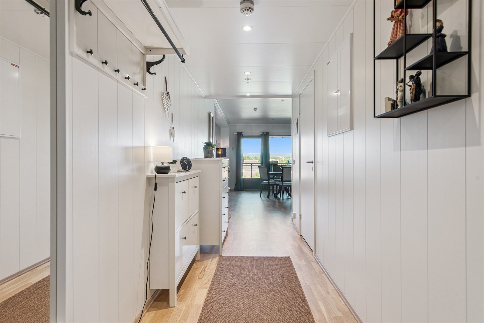 Fra entréen åpner leiligheten seg opp mot stue og kjøkken. Galleribilde