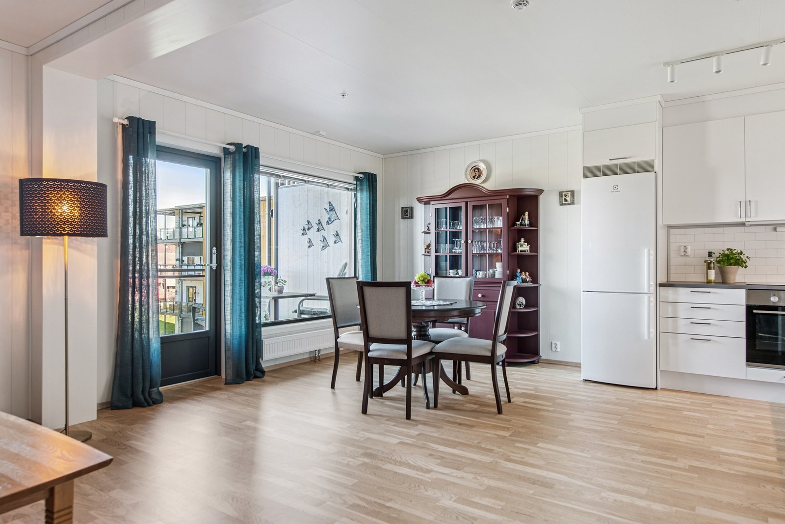 Åpen stue/kjøkkenløsning med adkomst til stor overbygget balkong. Galleribilde