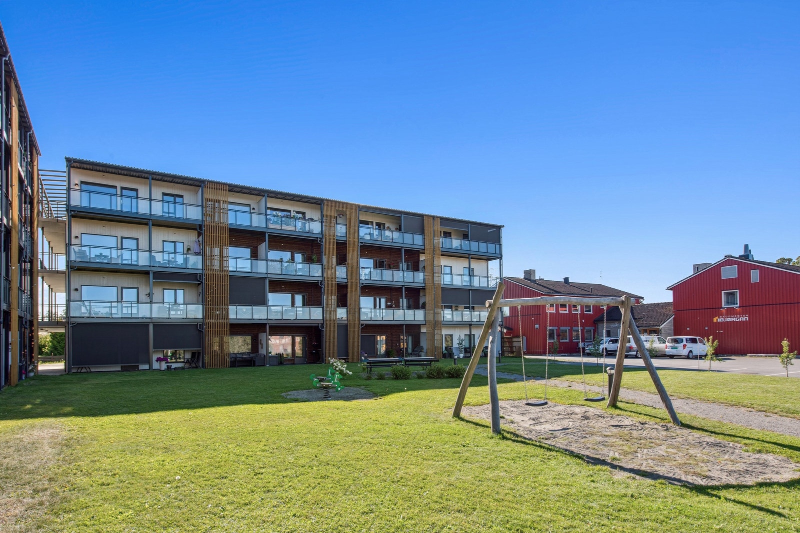 Leiligheten ligger i 3. etasje og har gode solforhold på balkongen på ettermiddag og kveld! Galleribilde