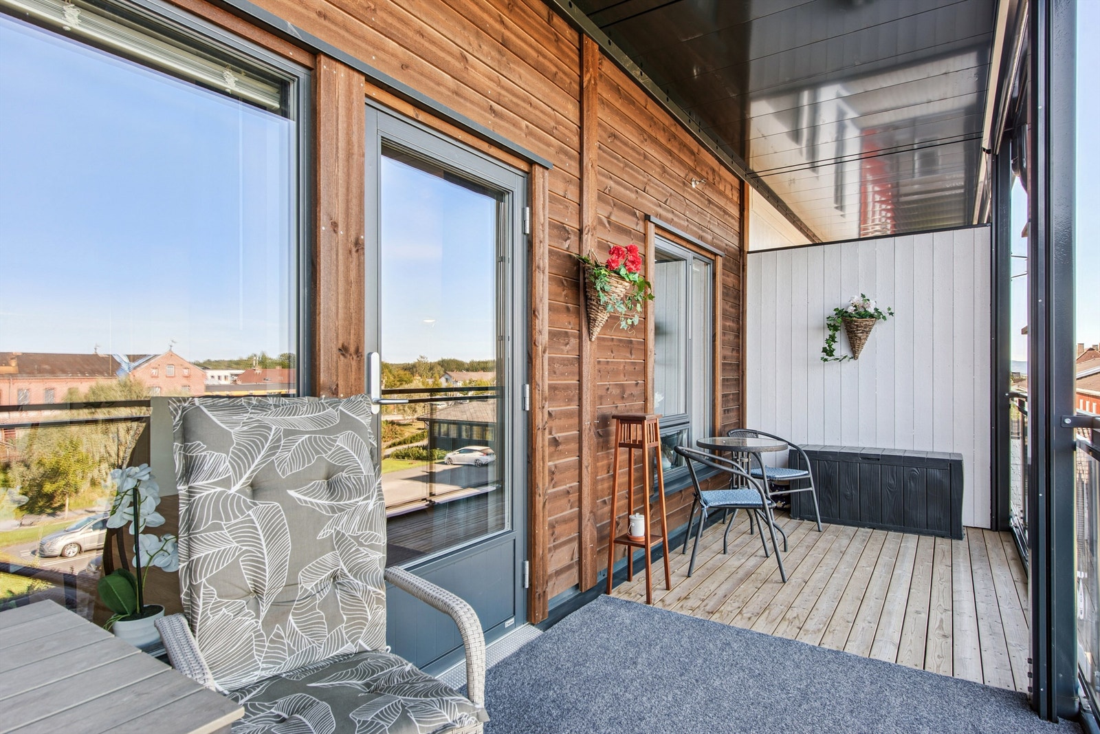 Nyt gode solforhold på den romslige, overbyggede balkongen. Galleribilde