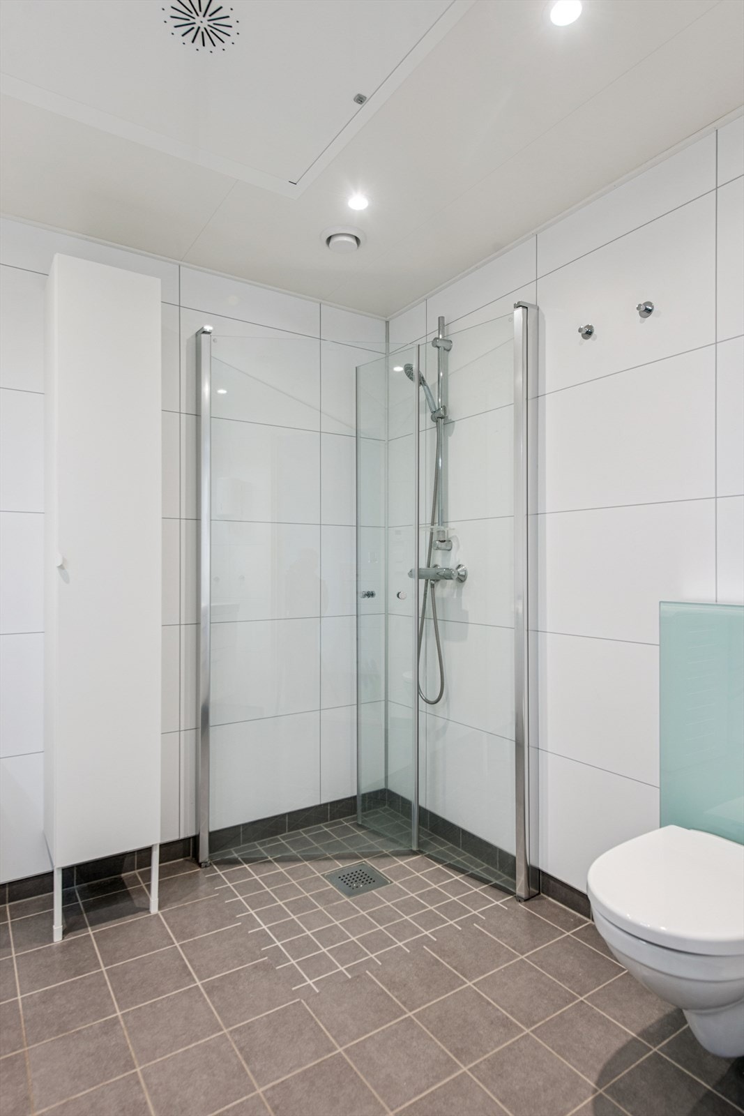 Dusjhjørne med innfellbare glassdører og balansert ventilasjon for et godt inneklima. Galleribilde