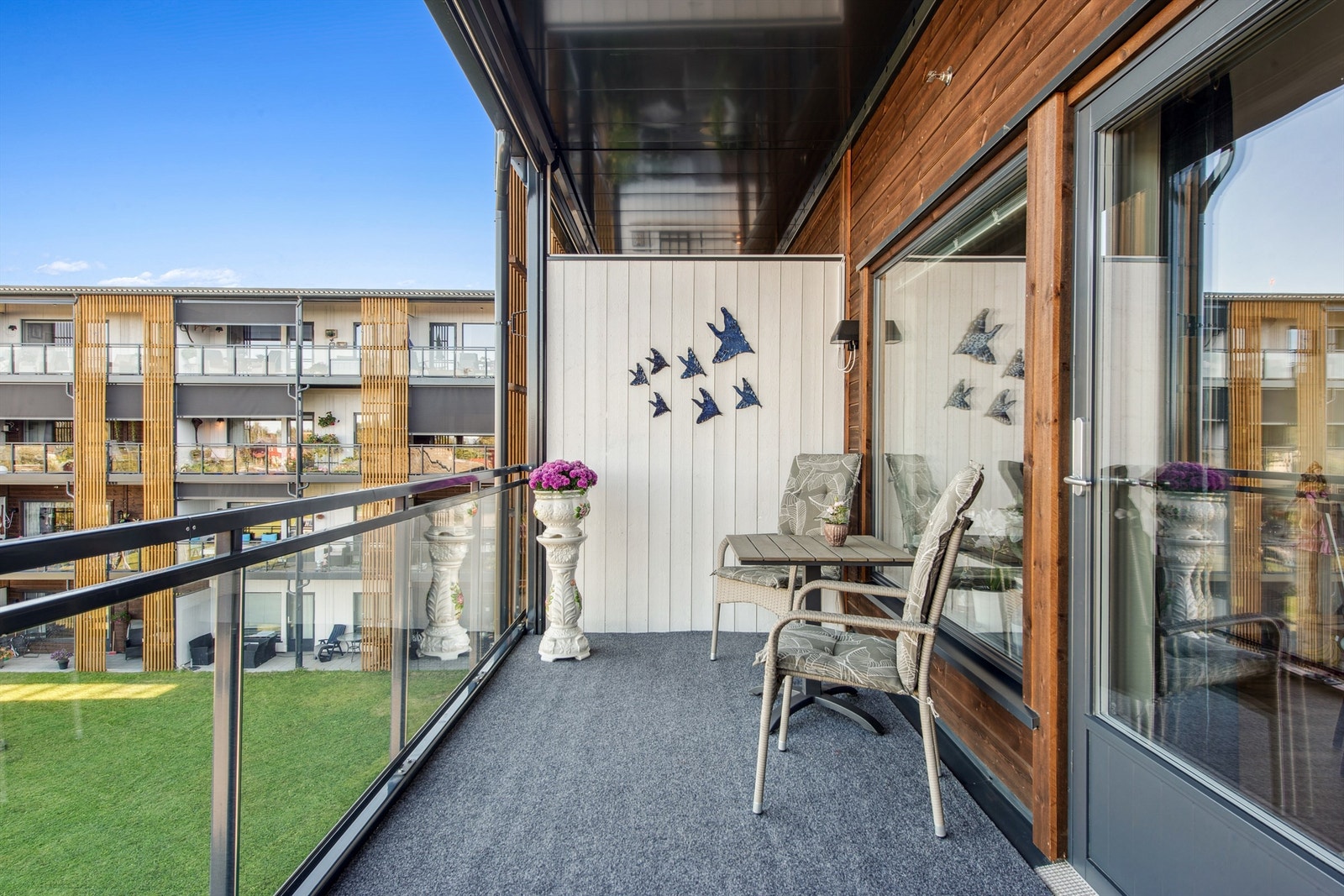 Praktisk solskjerming gir behagelig skygge på varme dager. Galleribilde