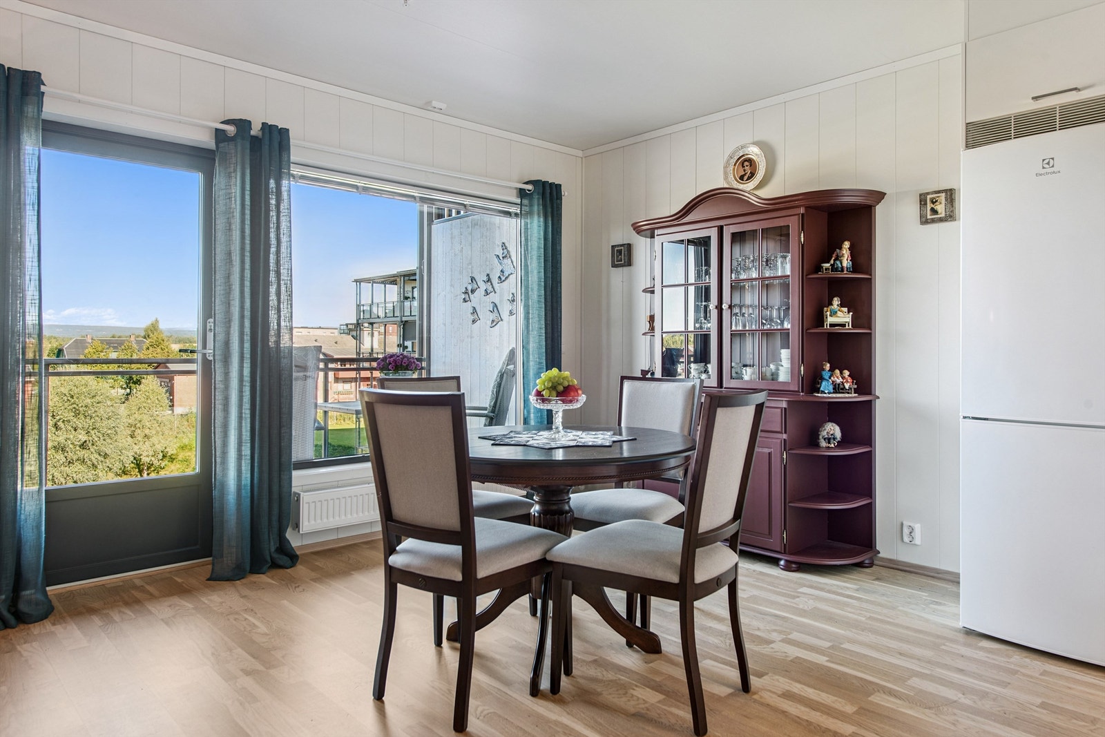 Leiligheten har fint utsyn mot fellesarealer, Løten sentrum og Løtenfjellet. Galleribilde