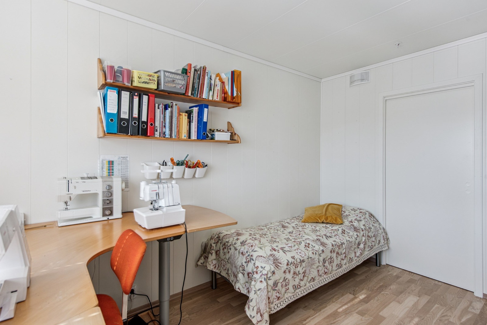 Det andre soverommet har adkomst til en egen bod som kan brukes som walk-in garderobe. Galleribilde