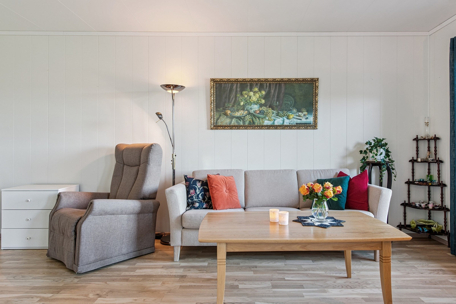 Gjennomgående parkettgulv og lyse vegger skaper en helhetlig og innbydende atmosfære. Galleribilde