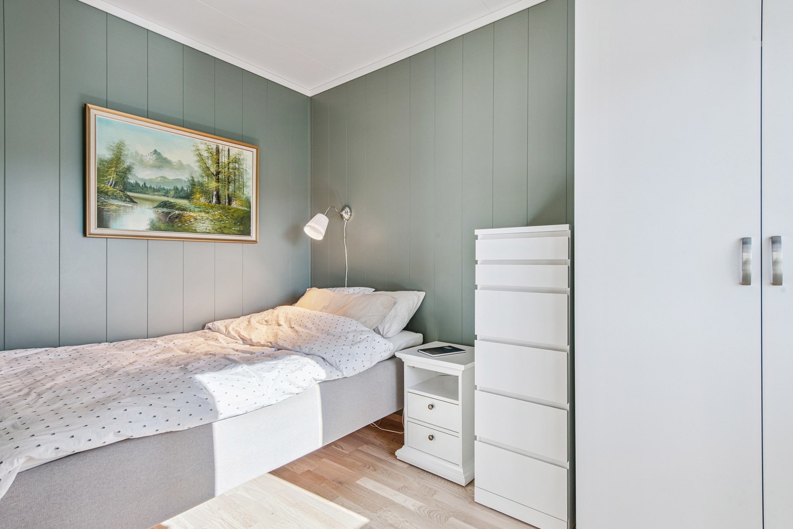 Leilighetens to soverom har god plass til både seng og garderobeløsning. Galleribilde