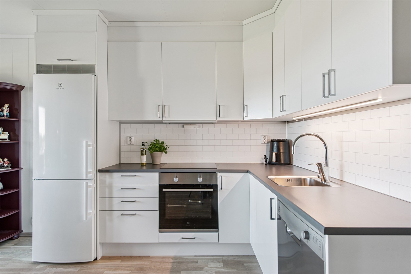 Kjøkken med over- og underskap. Galleribilde