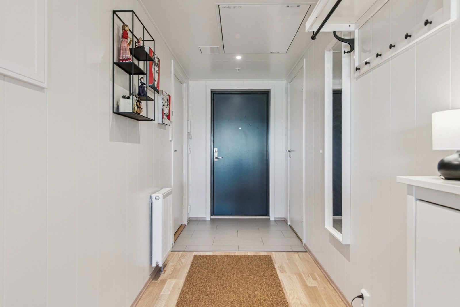 Praktisk entré med flislagt gulv og behagelig gulvvarme. Galleribilde