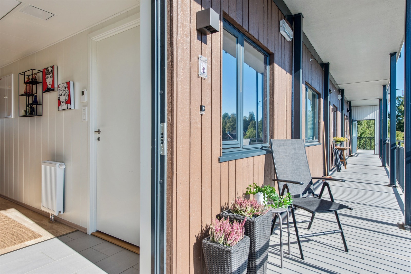 Adkomst via heis fra parkeringskjelleren eller hovedinngang opp til 3. etasje, og via utvendig overbygget svalgang. Galleribilde