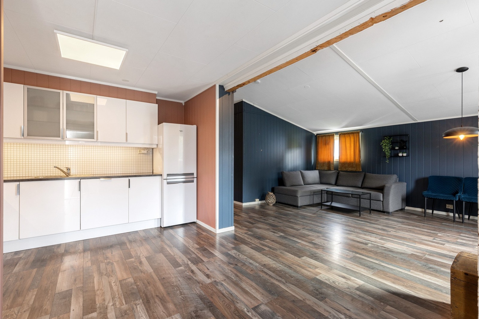 Kjøkkenet er av god størrelse og har rikelig med skap og benkeplass Galleribilde