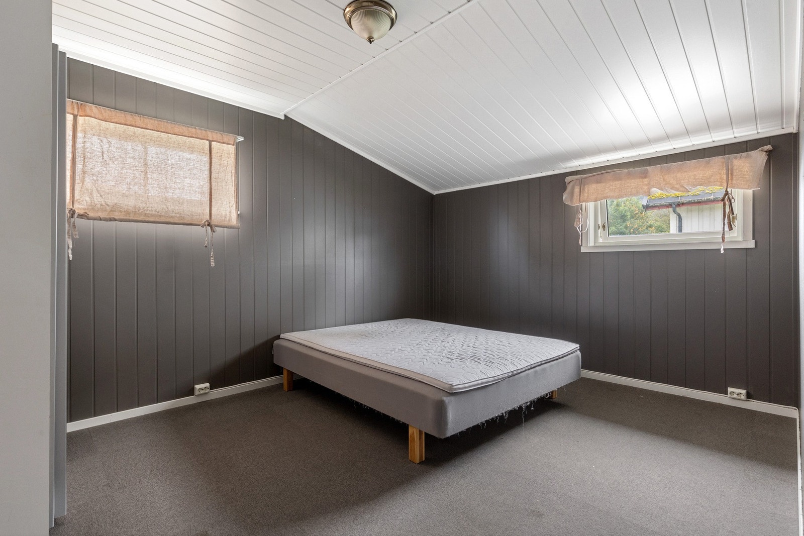 Hovedsoverommet rommer plass til dobbeltseng, nattbord og garderobeløsning Galleribilde