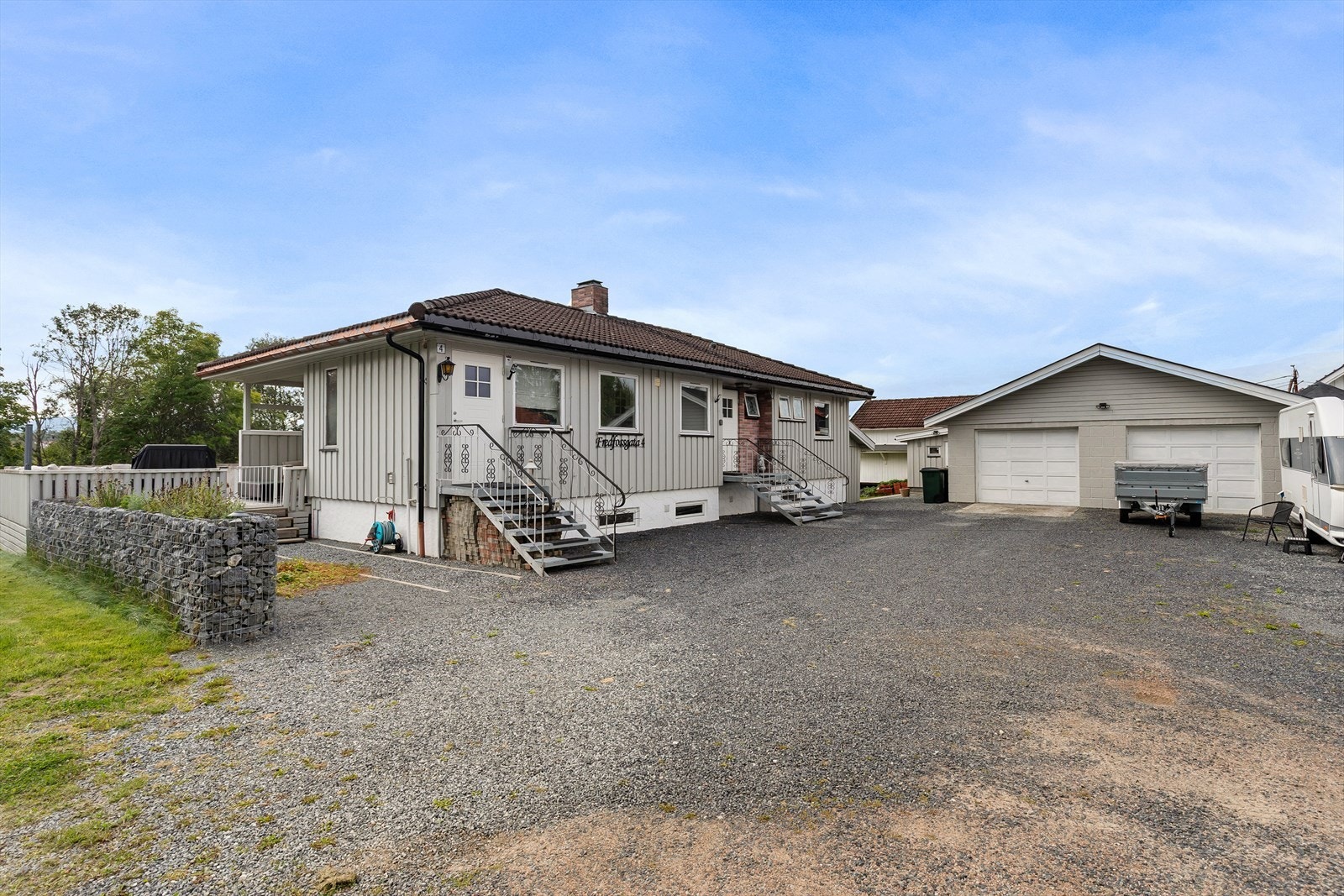 Eiendommen har en romslig gruslagt gårdsplass hvor man har rikelig med parkeringsplasser Galleribilde