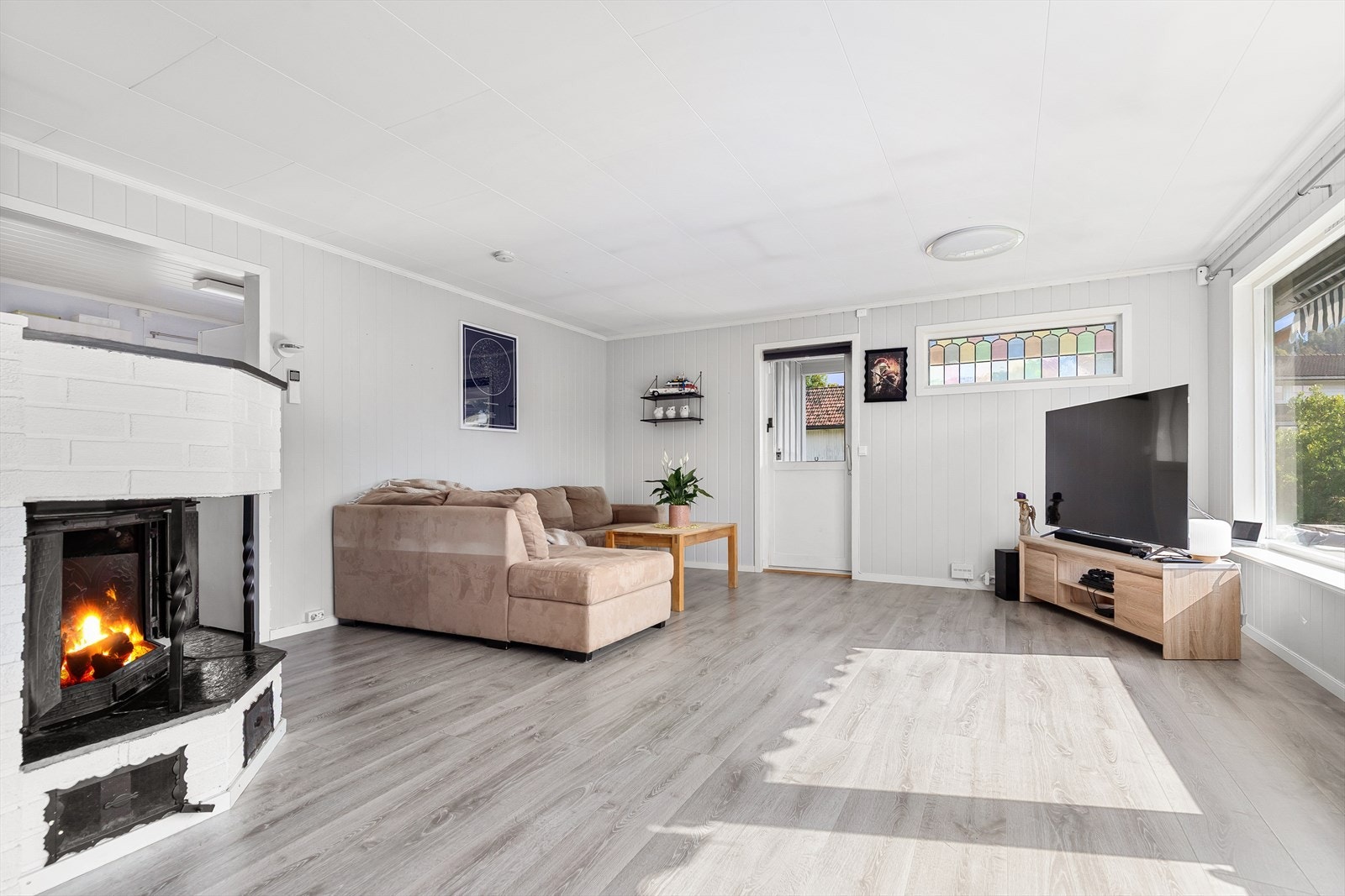 Det er montert varmepumpe på vegg, i tillegg til åpen peis som gir god stemning på mørkere dager i vinterhalvåret Galleribilde