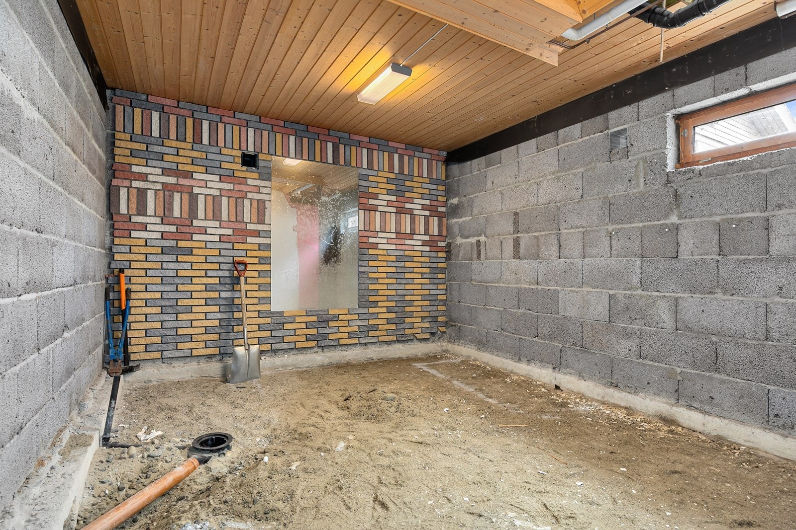 Uinnredet rom i underetasje. Her har det vært planer om å bygge ett bad Galleribilde