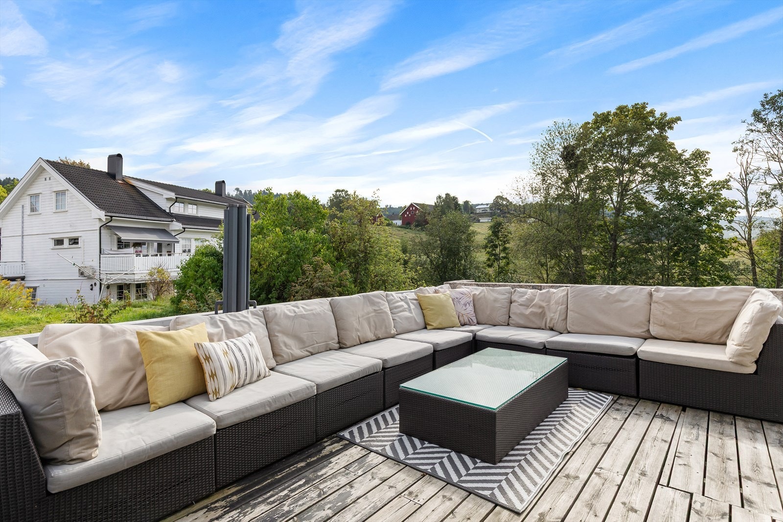 Her har man plass til stor lounge med god plass til både familie og venner til hyggelig selskap Galleribilde