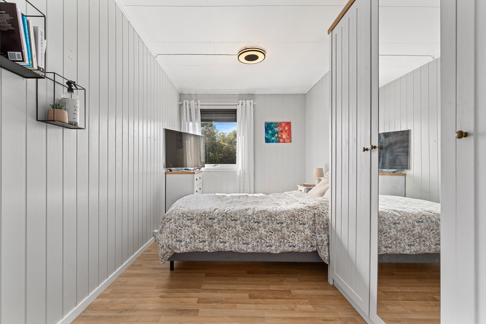 Soverom 2 har plass til dobbeltseng og garderobe Galleribilde