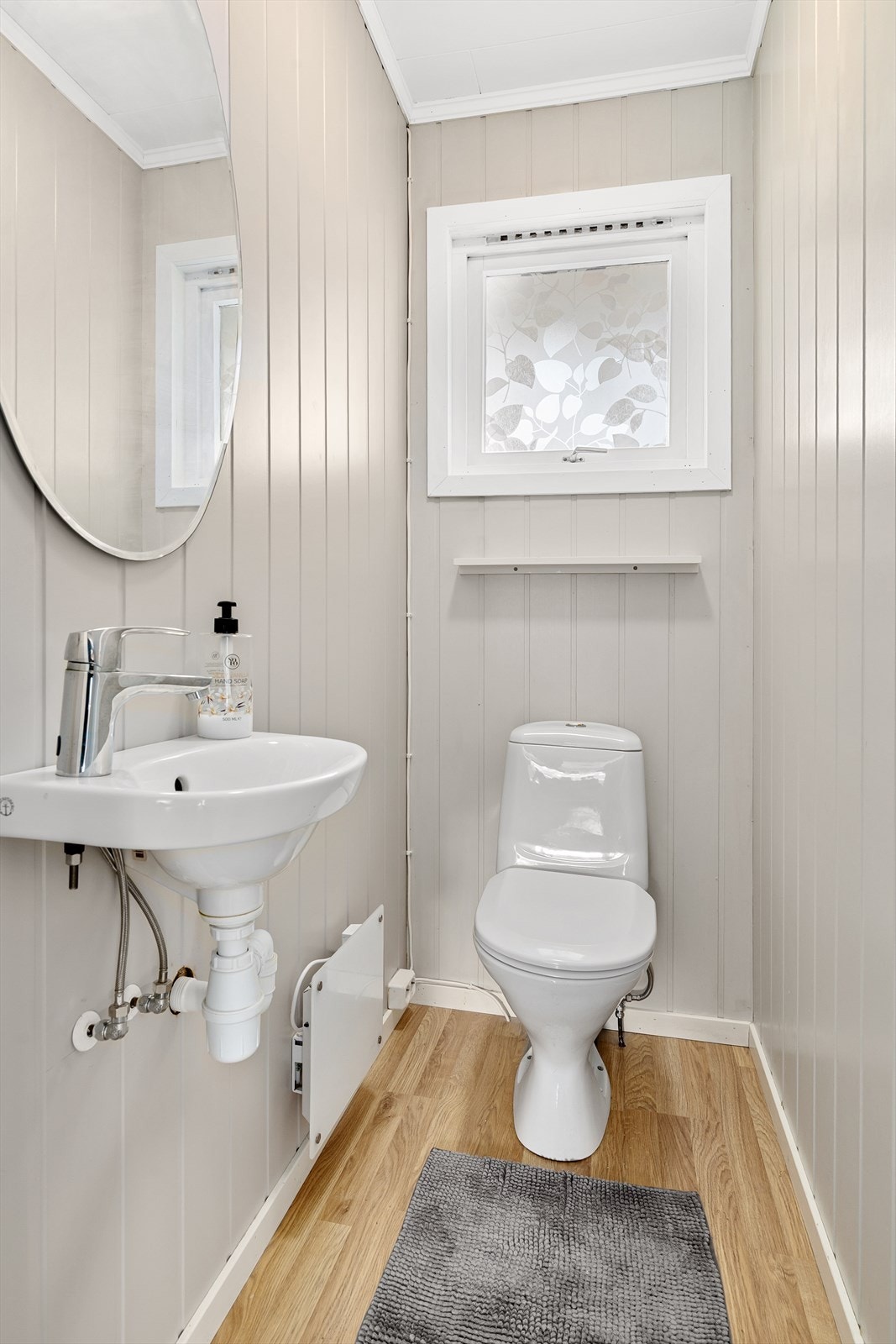 Separat wc rom med klosett og servant Galleribilde