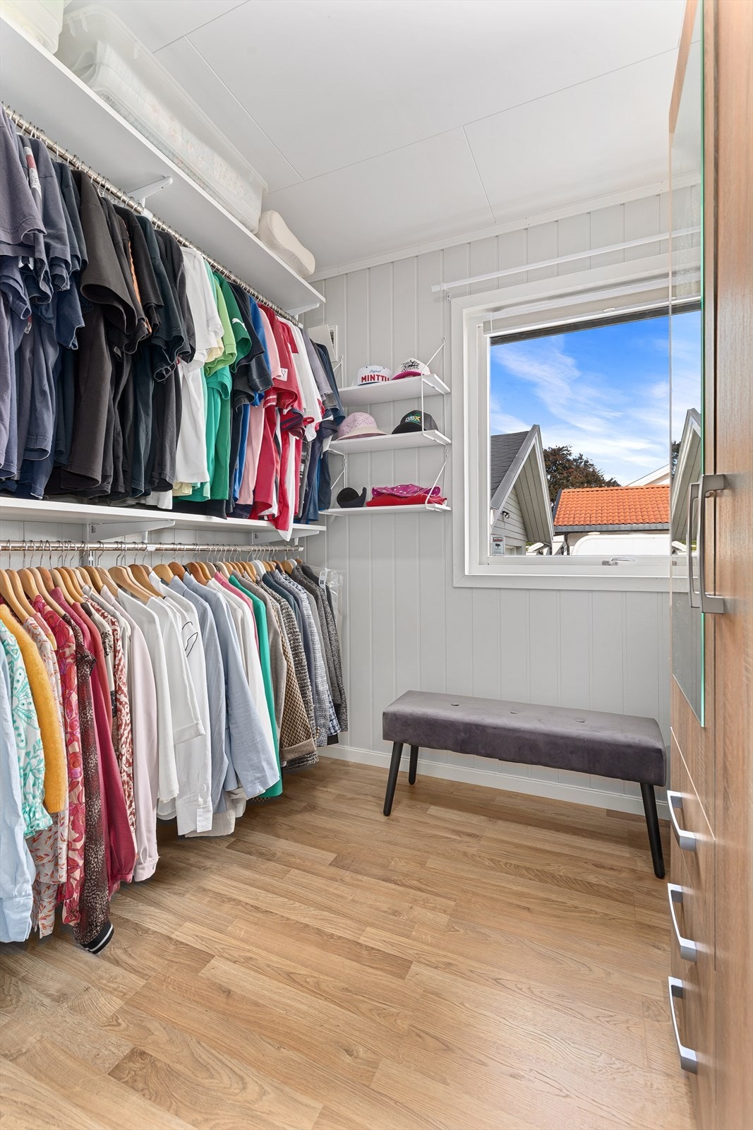 Soverom 3 er praktisk innredet som garderoberom men kan enkelt brukes som soverom igjen Galleribilde