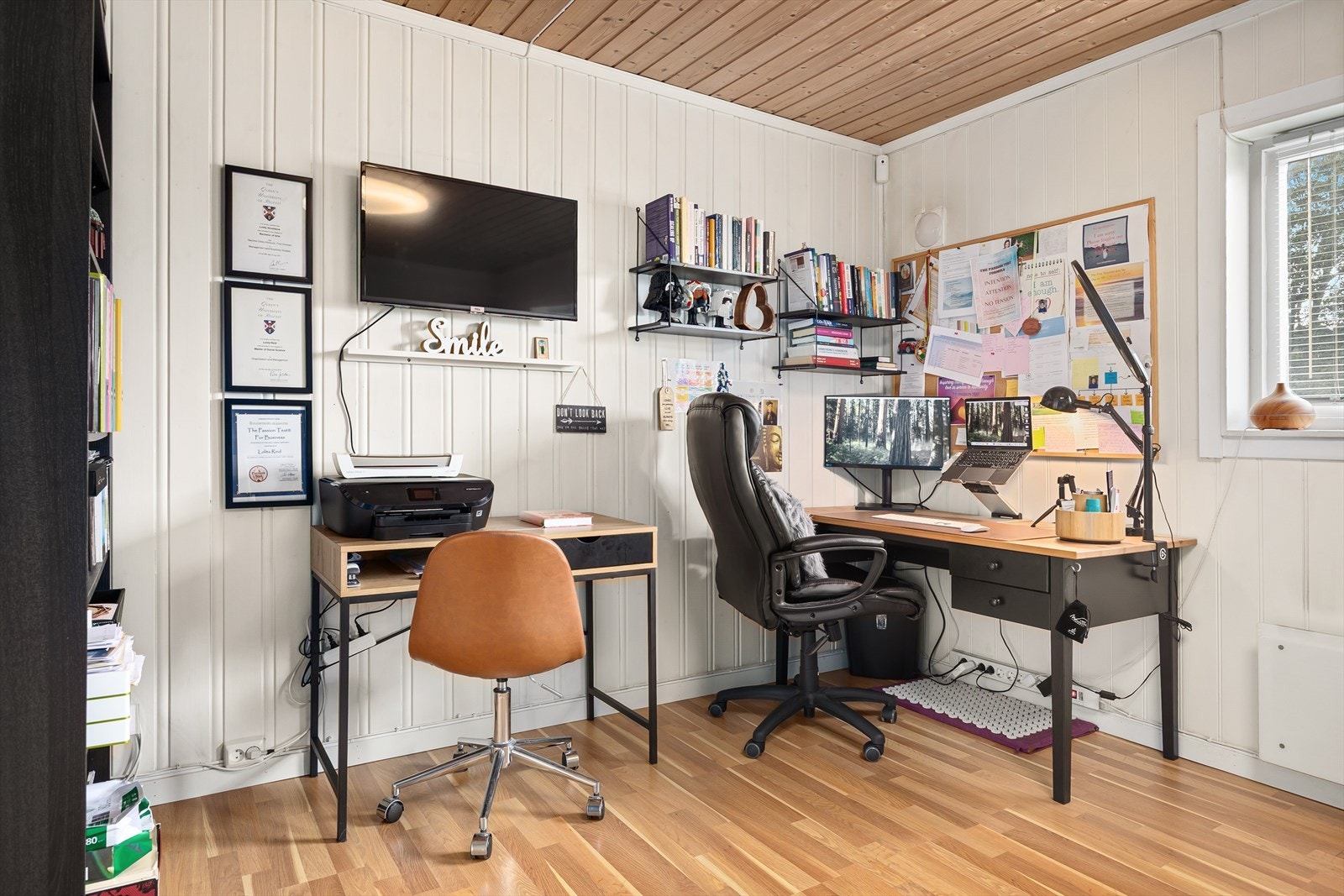 Ene delen av peisestuen passer fint som kontor - det gjøres oppmerksom på at rommet ikke er omsøkt kommunen til oppholdsrom Galleribilde