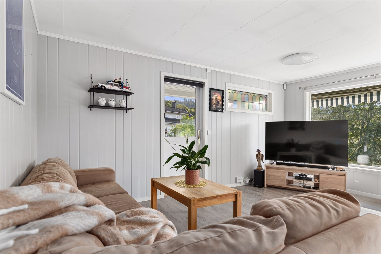 Fra stuen er det utgang til romslig terrasse med morgensol i sommerhalvåret Galleribilde