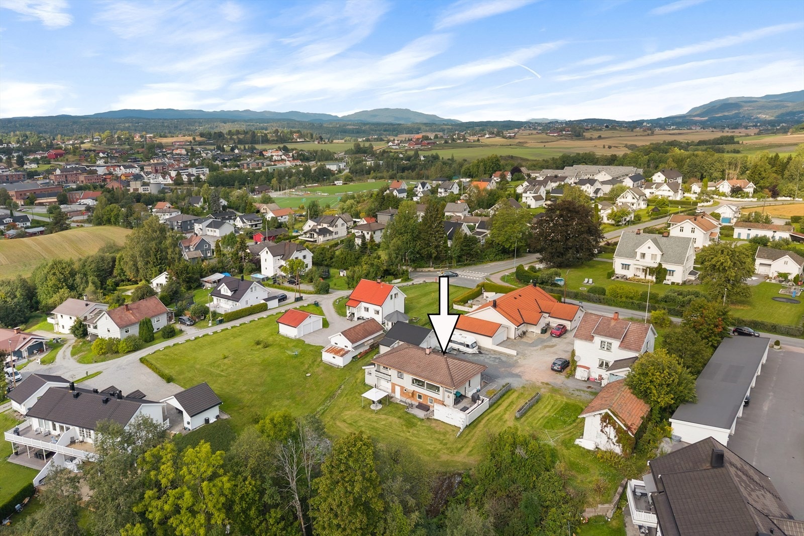 Eiendommen ligger i et etablert boligområde med familievennlige omgivelser og gode solforhold Galleribilde