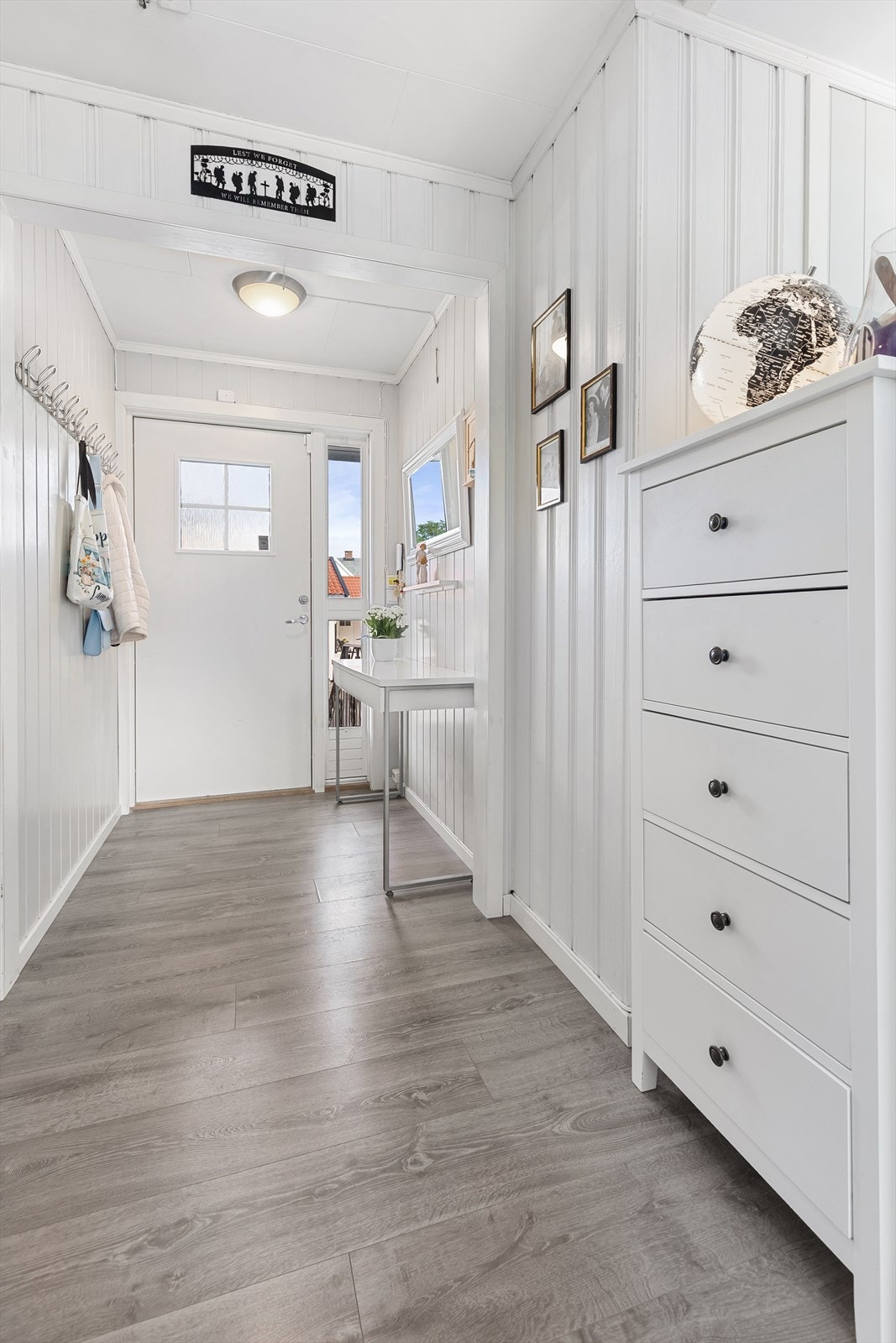 Gangen har i tillegg plass til både skoskap og konsollbord Galleribilde