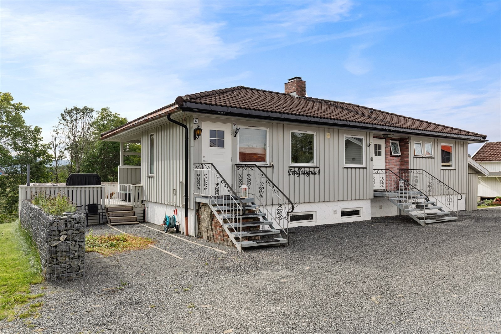 Huset har 2 inngangspartier, i tillegg til inngang fra underetasje Galleribilde