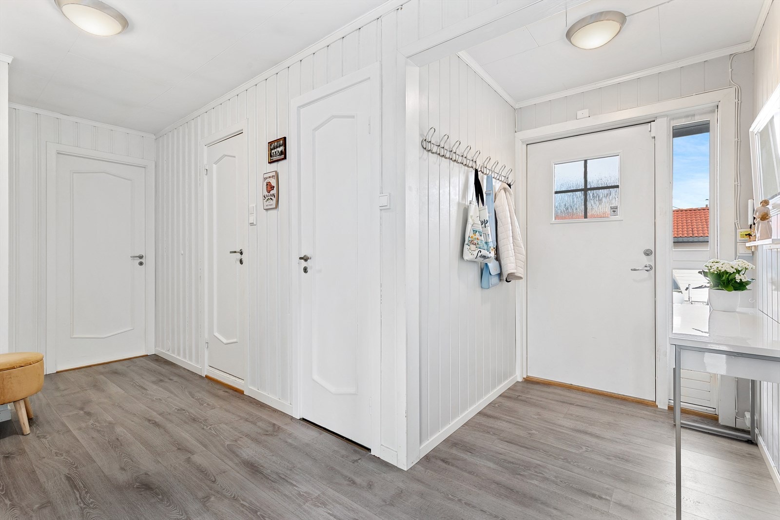 Lys og innbydende gang med god plass til å henge fra seg Galleribilde