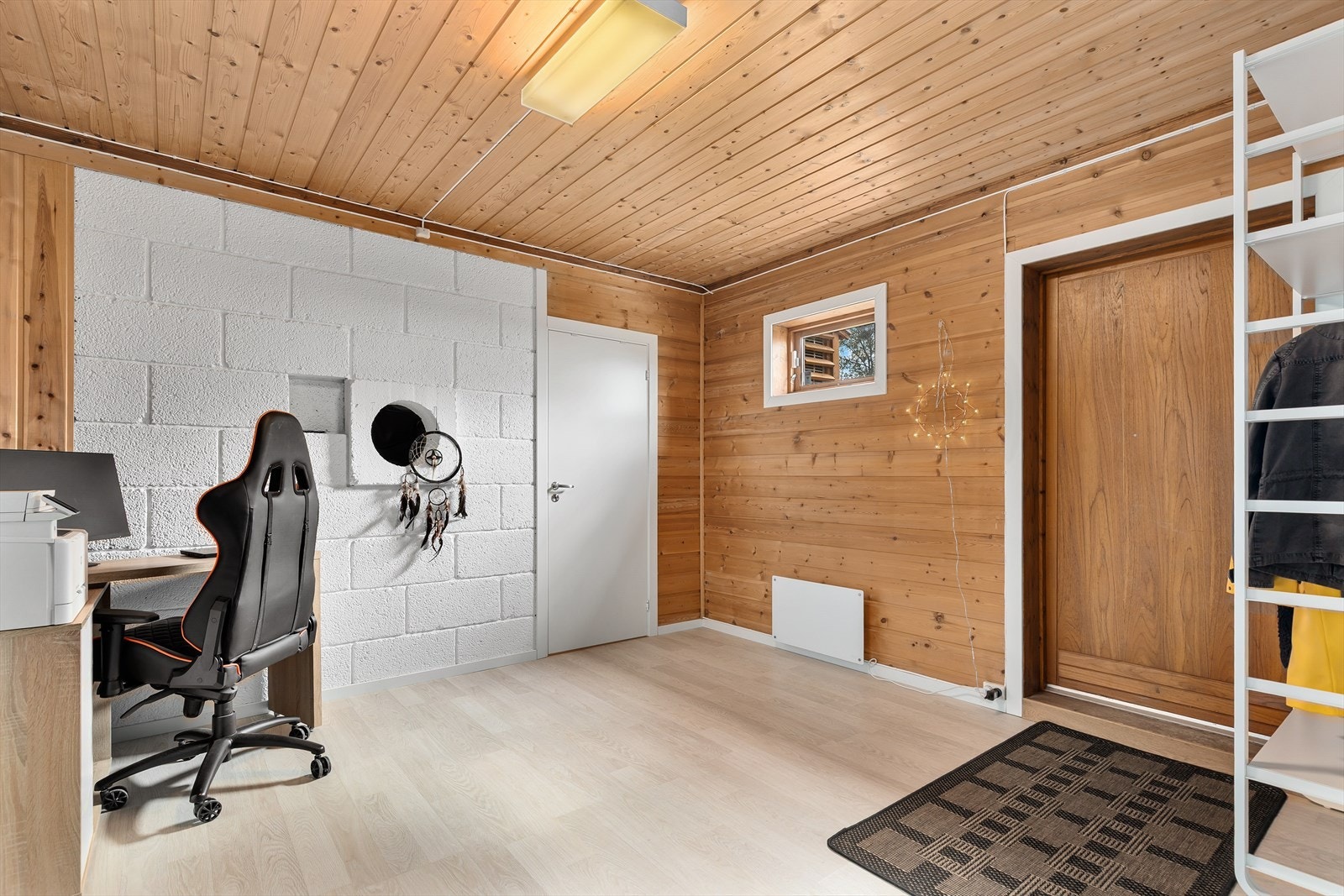 Ett rom er innredet som kontor/gjesterom og har egen inngang fra baksiden av huset - det gjøres oppmerksom på at rommet ikke er omsøkt kommunen til oppholdsrom Galleribilde