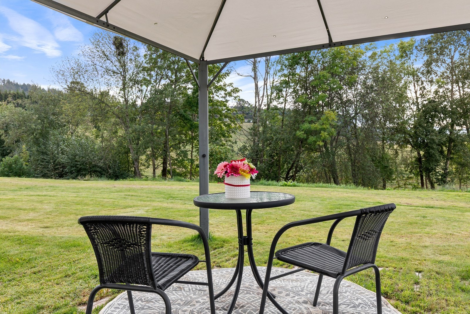 Fra terrasse er det trapp ned til platting og stor hage Galleribilde