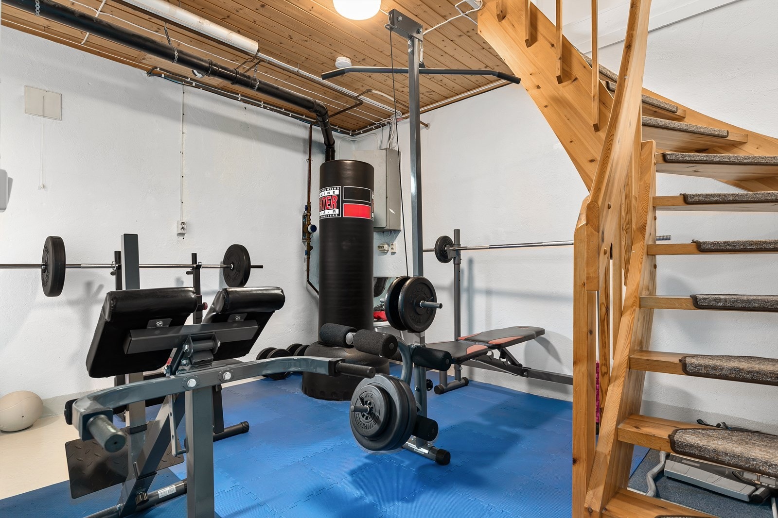 I underetasjen er det god takhøyde og mye plass, her kan man for eksempel ha eget treningsrom Galleribilde