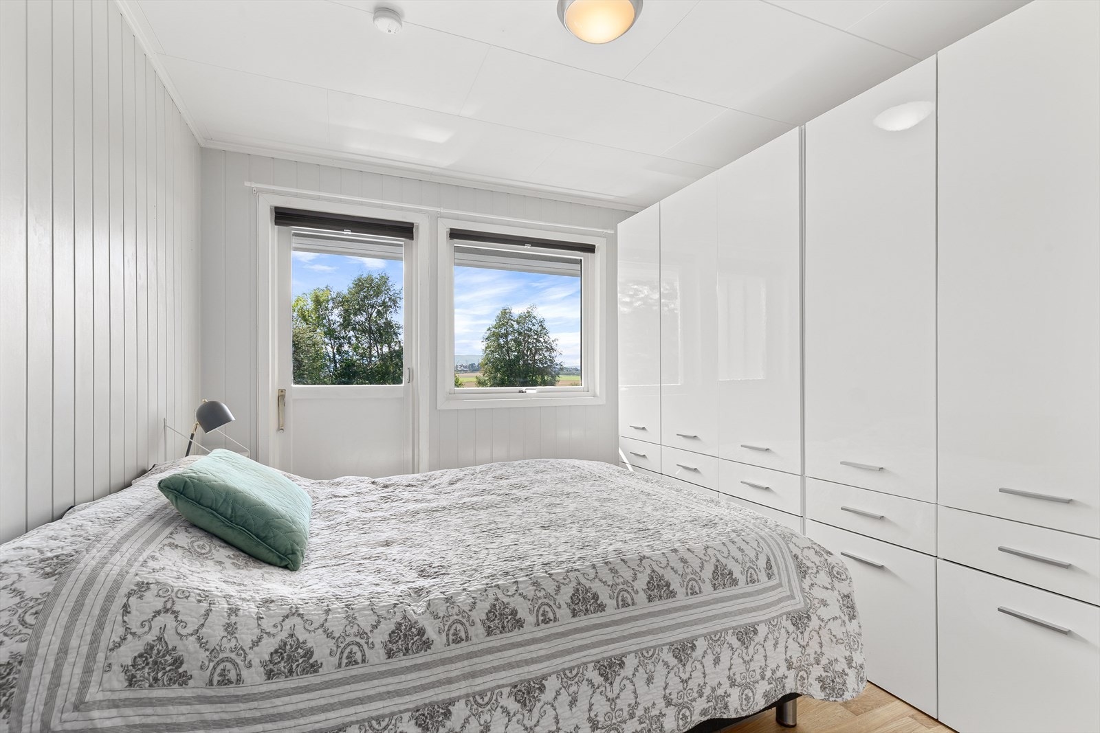 Boligen har 3 soverom, hvorav hovedsoverom har utgang til veranda. God plass til både dobbeltseng og garderobeinnredning Galleribilde