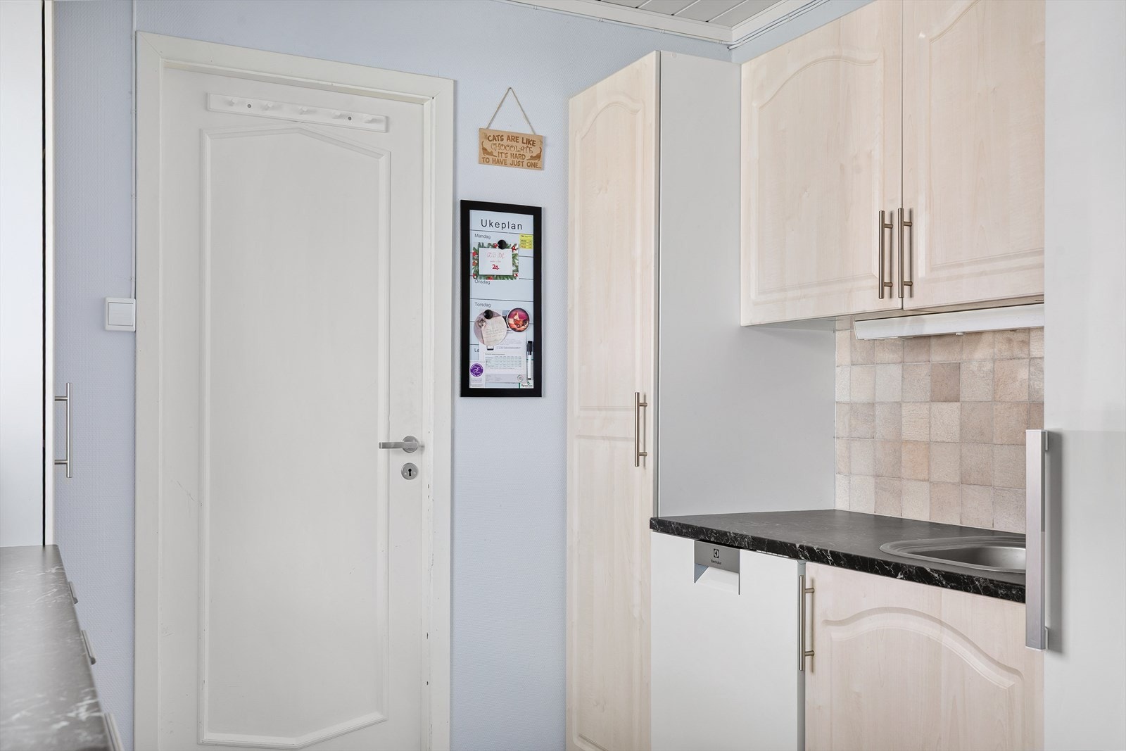 Frittstående komfyr, oppvaskmaskin og kjøleskap medfølger handelen Galleribilde