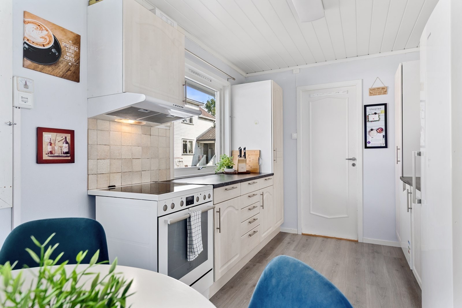 Kjøkkeninnredningen er bestående av over- og underskap samt skuffeseksjoner med profilerte fronter og benkeplate i laminat Galleribilde