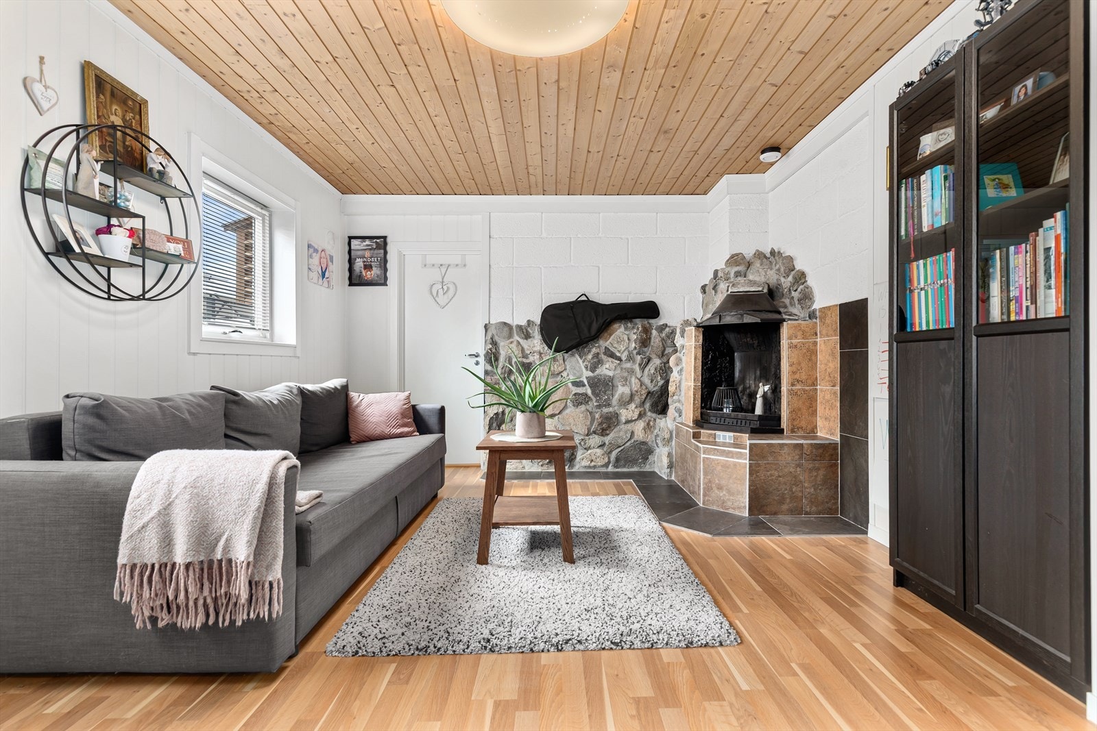 Ett stort rom er innredet som peisestue og kontor - det gjøres oppmerksom på at rommet ikke er omsøkt kommunen til oppholdsrom Galleribilde