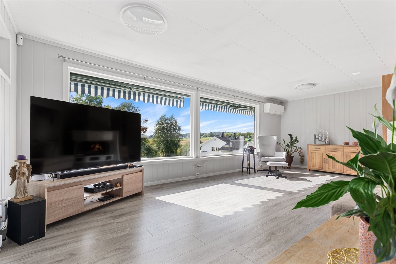 Dette er en romslig enebolig over 2 etasjer med 3 soverom, 2 garasjer og stor tomt på 1148 m² Galleribilde