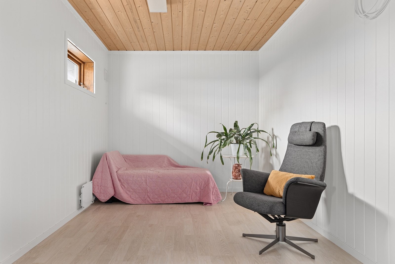 Samme rom sett andre veien - det gjøres oppmerksom på at rommet ikke er omsøkt kommunen til oppholdsrom Galleribilde