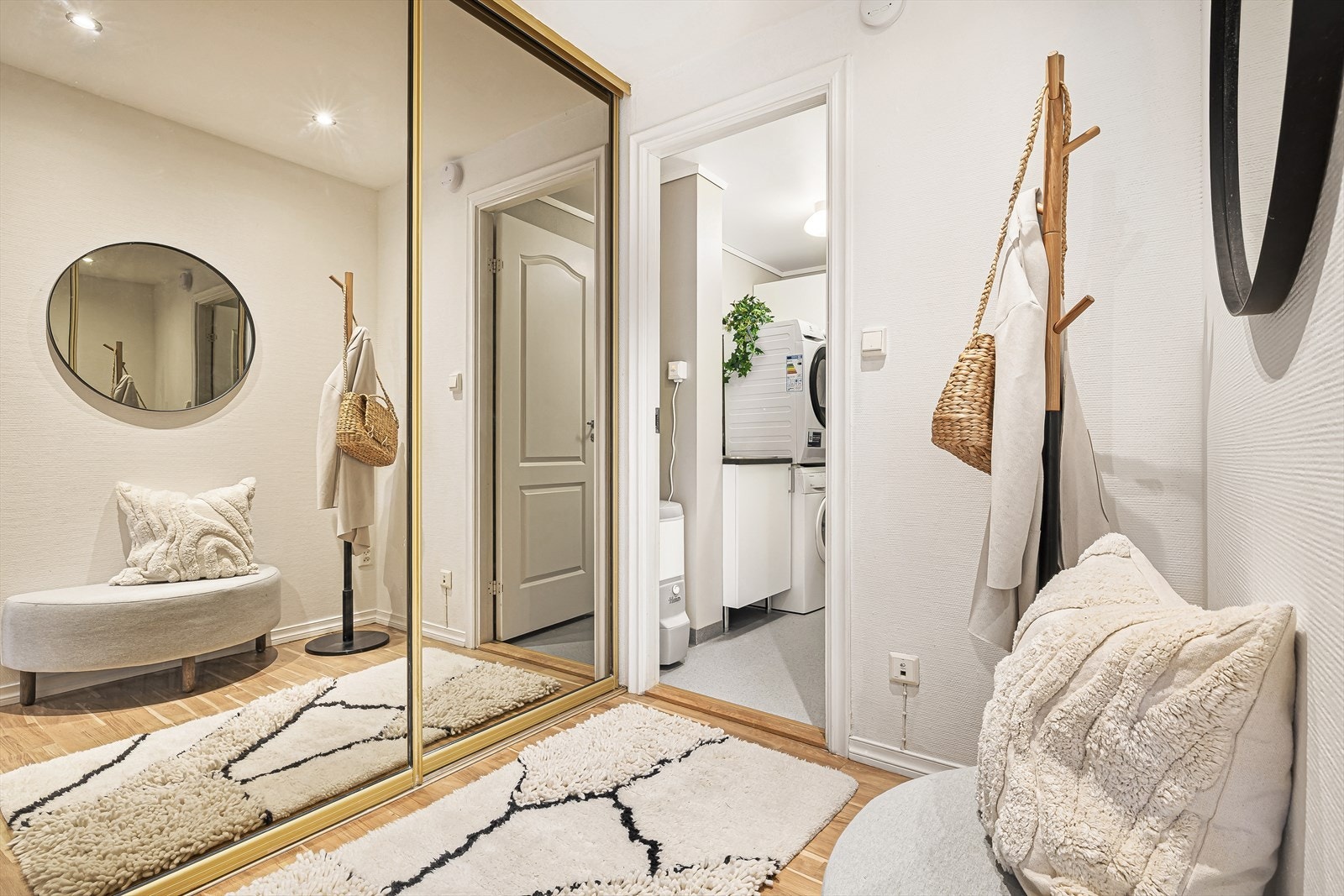 Det første man kommer til er en romslig gang som forgreiener seg til flere deler av leiligheten. I gangen er det garderobeskap med speilfronter med god plass til sko og diverse ytterbekledning. Galleribilde