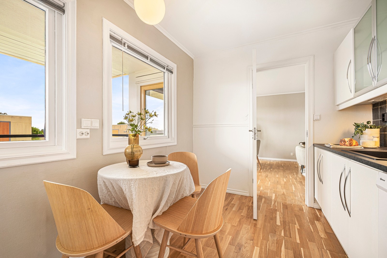På kjøkkenet er det plass til en sittegruppe, hvor man nyte morgenkaffen i koselige omgivelser. Galleribilde