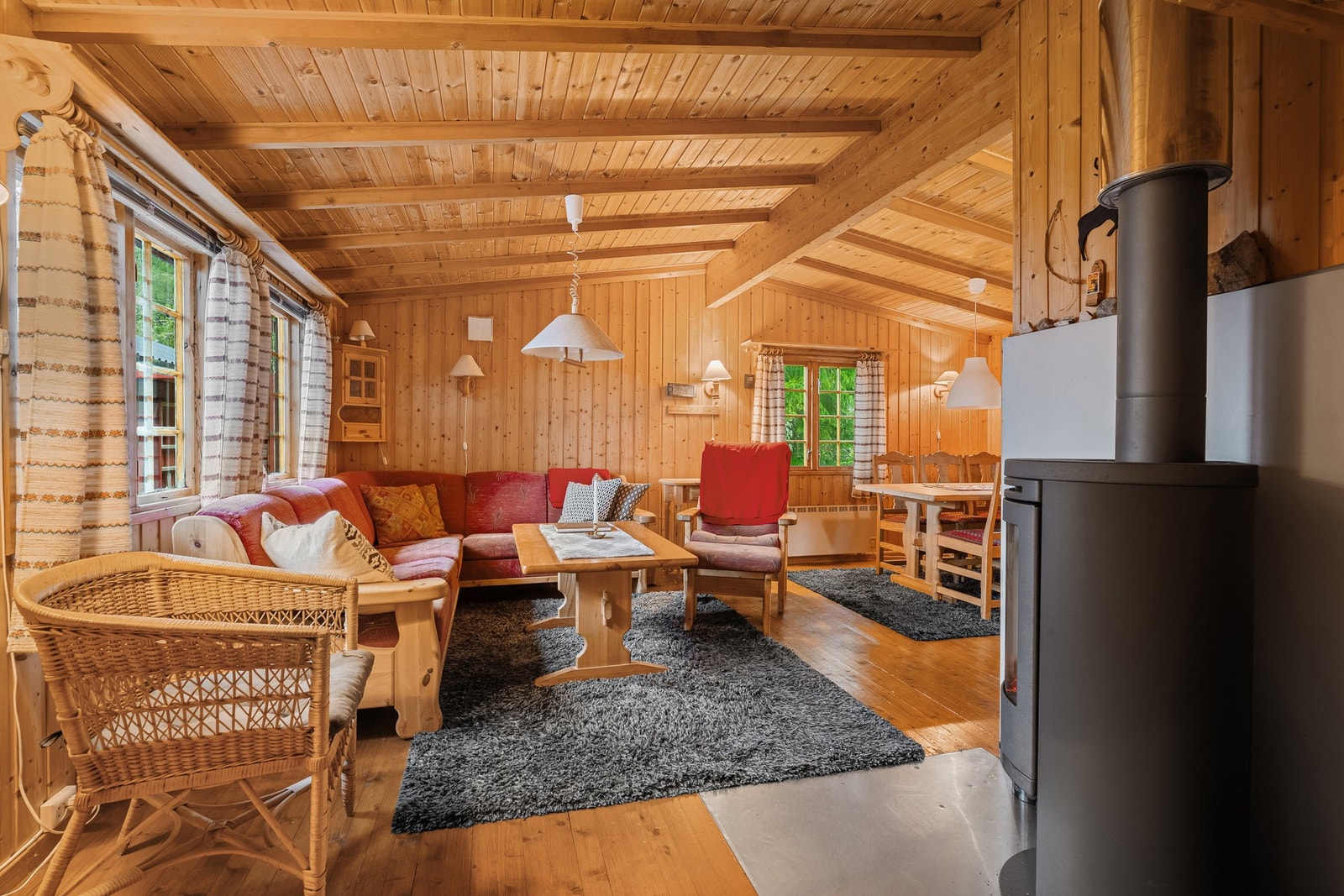 Stue med nyere peisovn Galleribilde