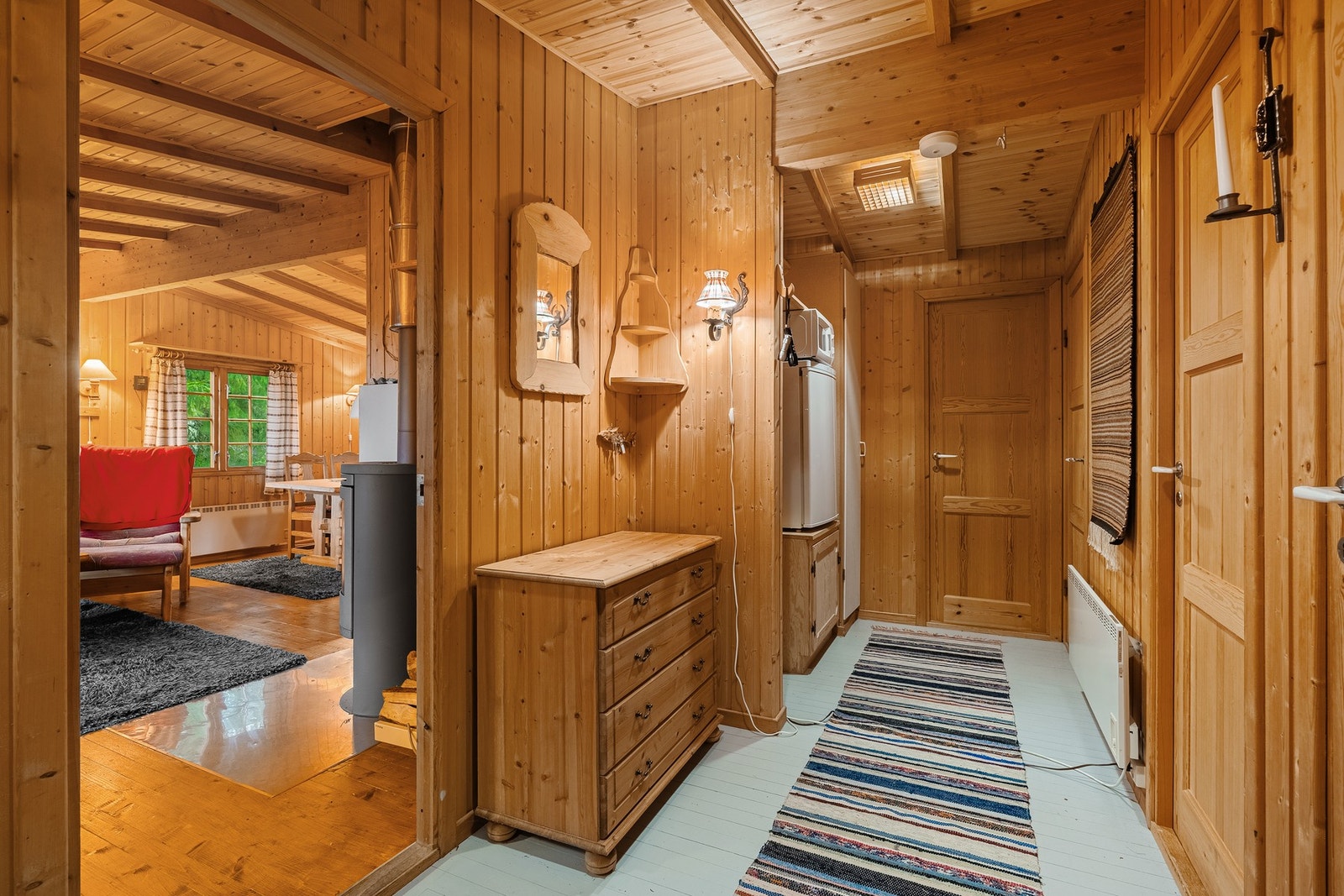 Gang med garderobeplass og inngang til stua Galleribilde